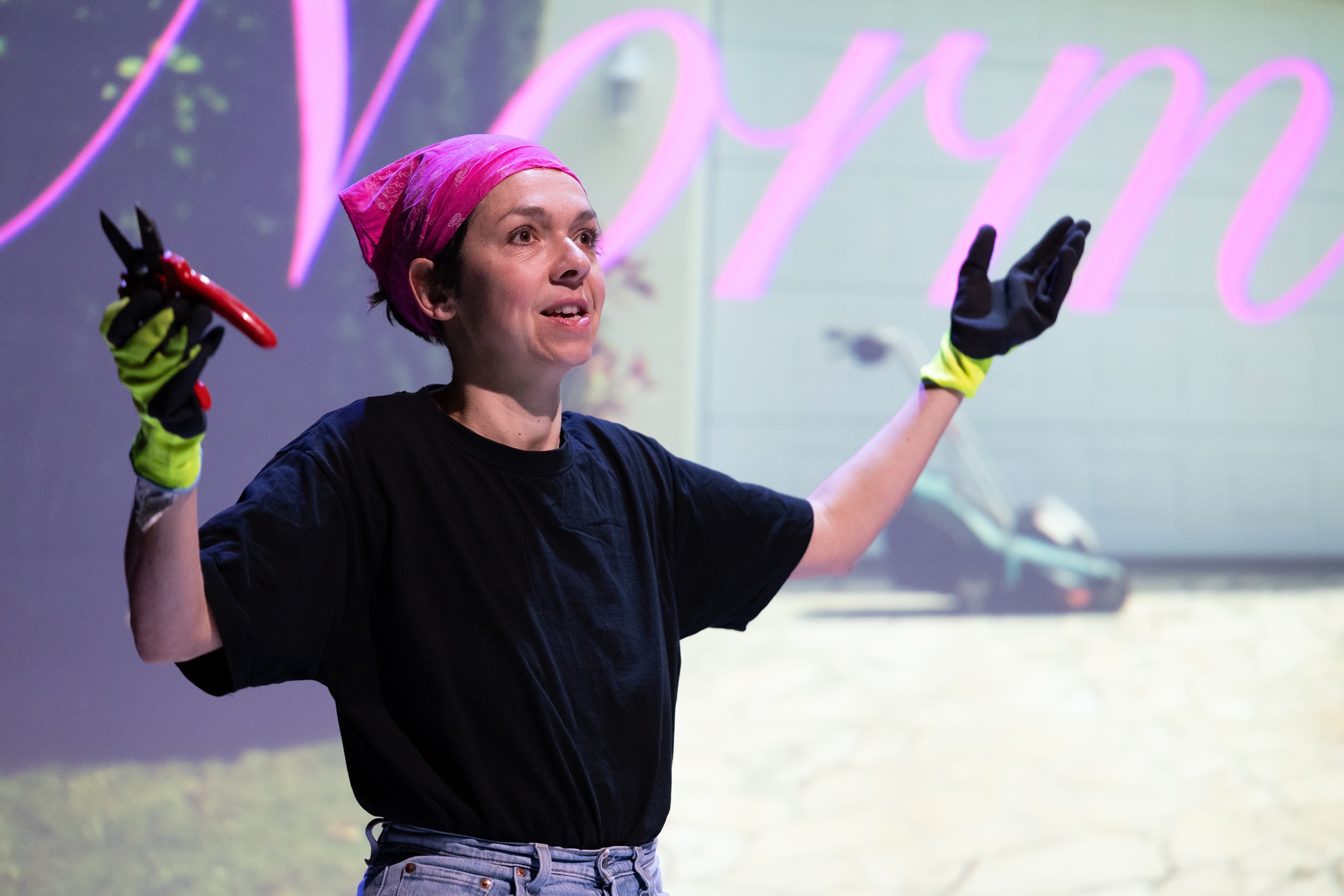 Une comédienne avec des gants