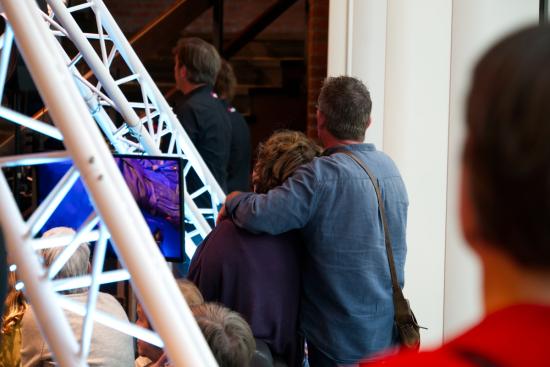 Deux personnes enlassées de dos