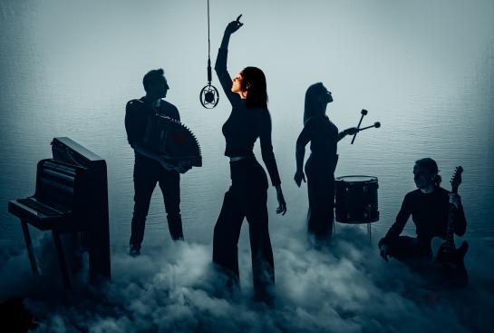 Deux musiciens et une chanteuse
