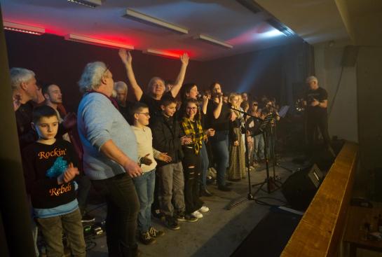 Un groupe d'enfants et d'adultes sur scène