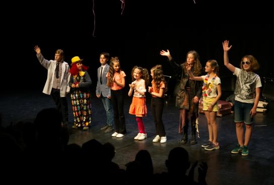 Un groupe d'enfants sur scène