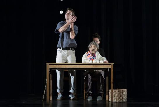 Deux jongleurs et une marionnette