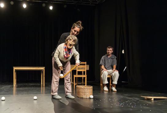 Deux jongleurs et une marionnette