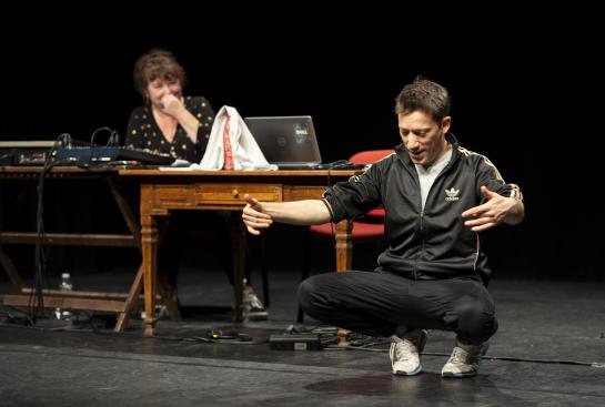 Deux comédiens sur scène
