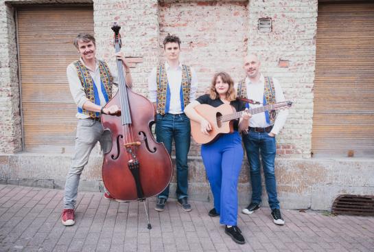 Un groupe de quatre musiciens