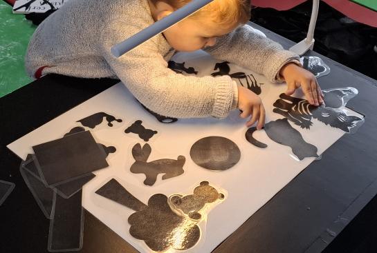 Un enfant participe à un atelier