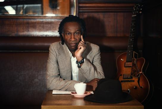 Le chanteur Bai Kamara Jr et sa guitare