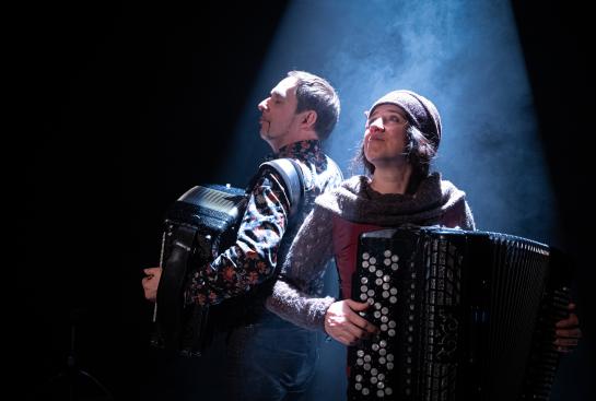 Deux musiciens sur scène