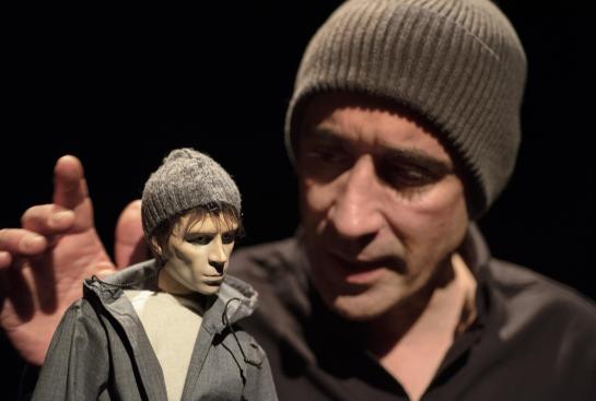 Un comédien avec sa marionnette
