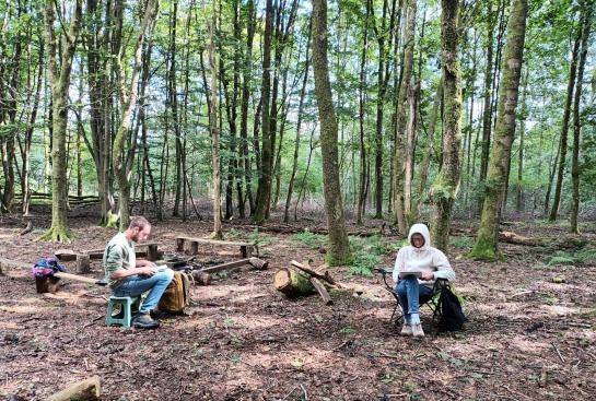 Des personnes dessinent dans la forêt