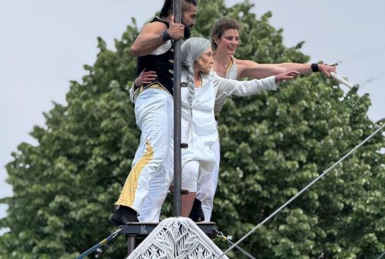Deux circassiens en hauteur