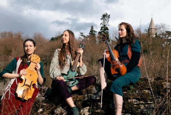 Le groupe Sutari dans la nature