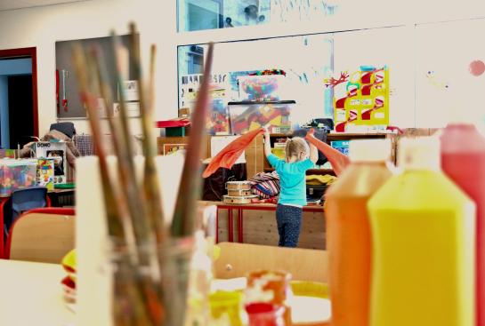 Un enfant joue pendant un atelier
