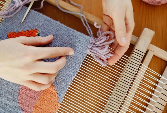 Une personne fait du tissage
