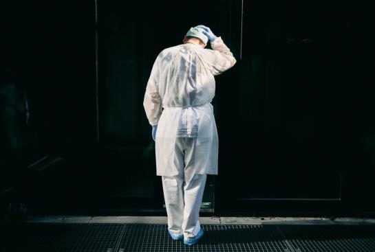 Un médecin de dos sur fond noir