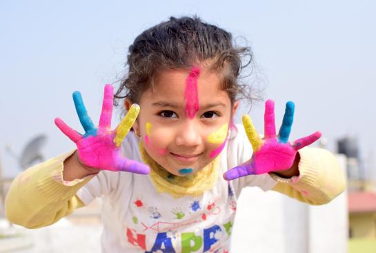 Une jeune fille remplie de peinture