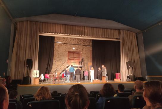 Une troupe de théâtre sur scène