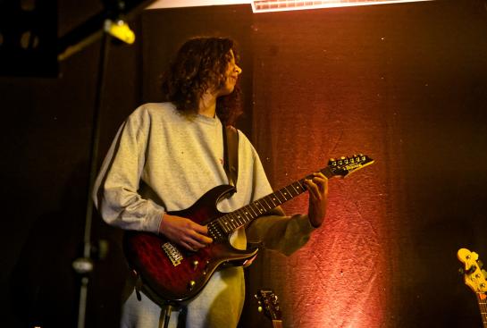 Un guitariste sur scène