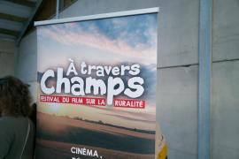 Panneau du festival à travers champs