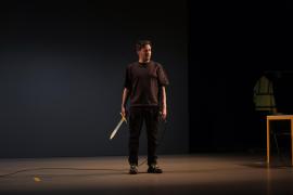 Un comédien debout avec une épée