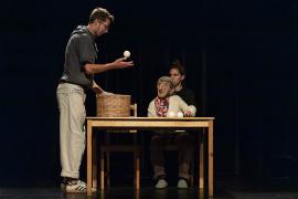 Deux jongleurs et une marionnette