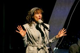 Une comédienne sur scène