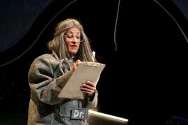 Une comédienne sur scène