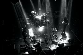 Un groupe de métal sur scène