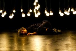 Une comédienne sur scène