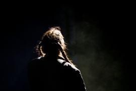 Une comédienne sur scène