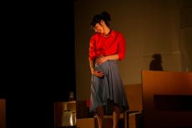 Une comédienne sur scène