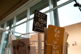 Une écriteau avec écrit c'est pour vous