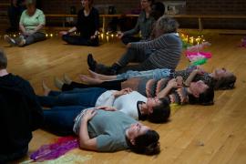 Des personnes qui font de la relaxation
