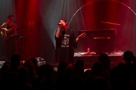 La chanteuse Charles sur scène