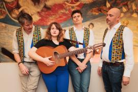 Un groupe de quatre musiciens