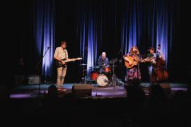 Un groupe de musiciens sur scène