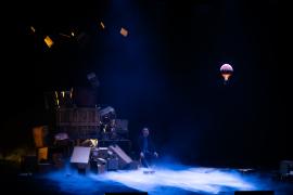 Un homme regarde une petite montgolfière