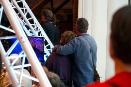 Deux personnes enlassées de dos