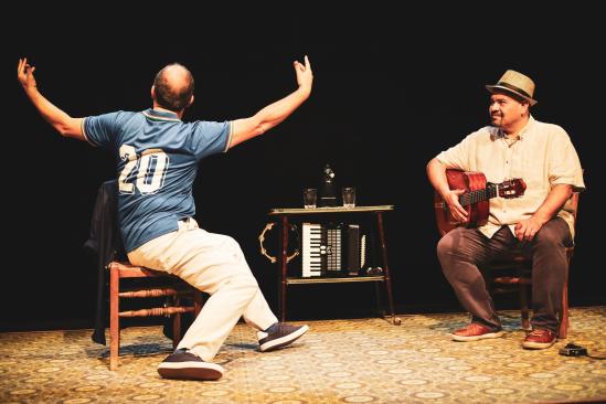 Deux hommes heureux sur scène