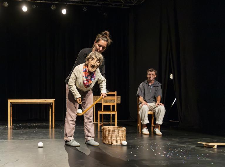 Deux jongleurs et une marionnette