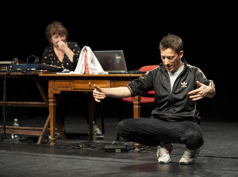 Deux comédiens sur scène