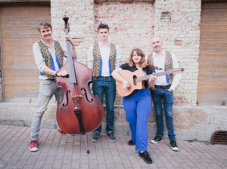Un groupe de quatre musiciens