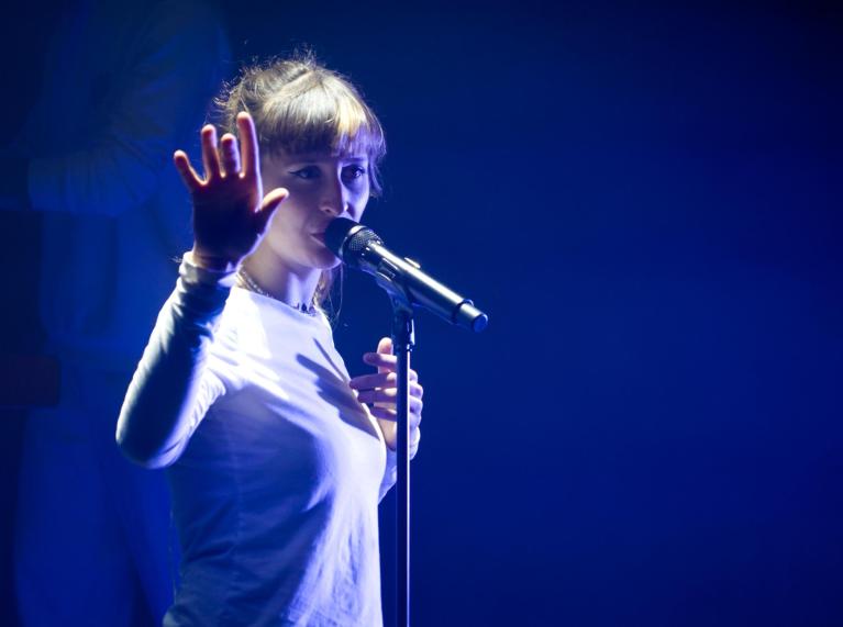 La chanteuse Orlane chante
