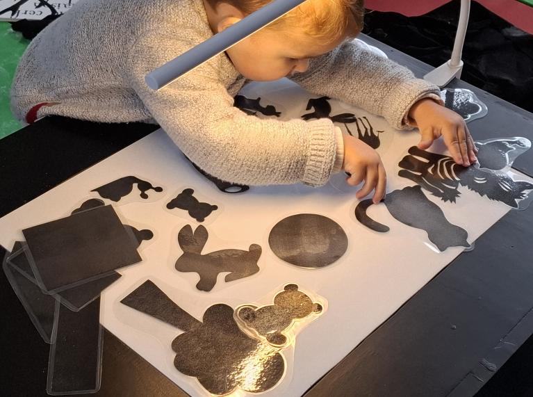 Un enfant participe à un atelier