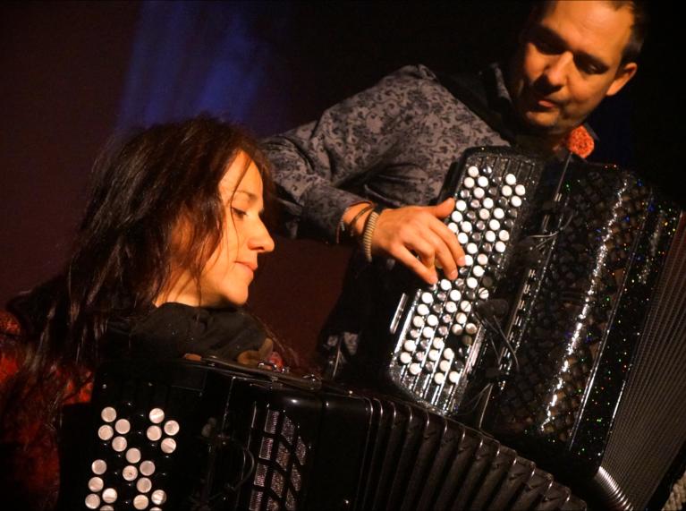 Deux artistes sur scène