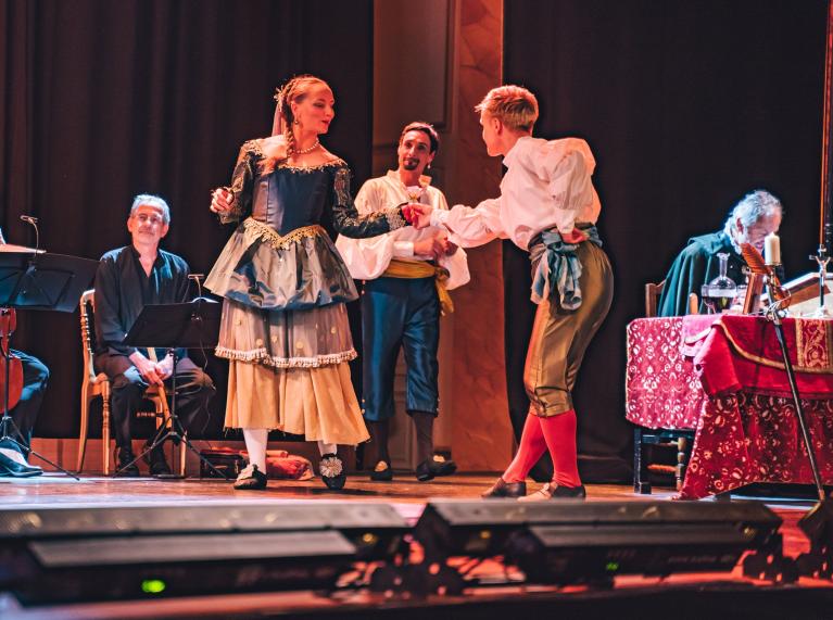 Des comédiens en costume d'époque baroque