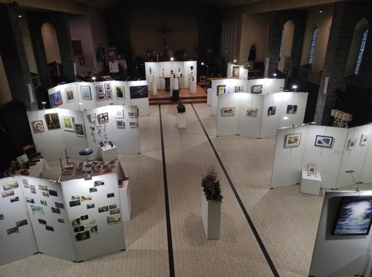 Une exposition dans une église