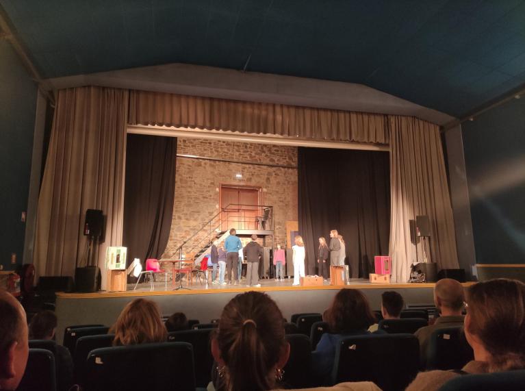 Une troupe de théâtre sur scène