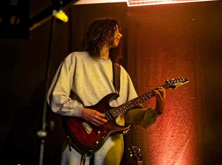 Un guitariste sur scène