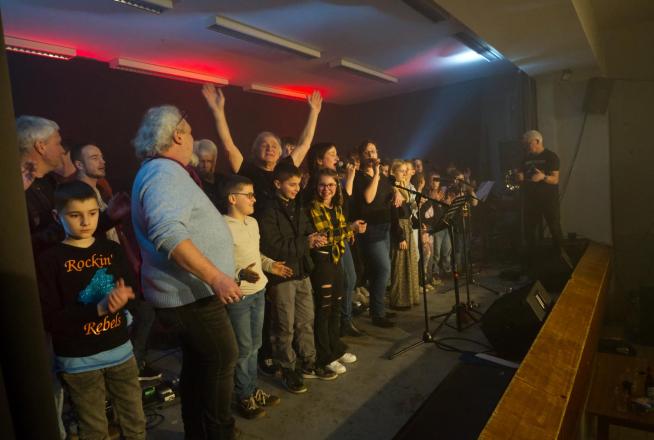 Un groupe d'enfants et d'adultes sur scène